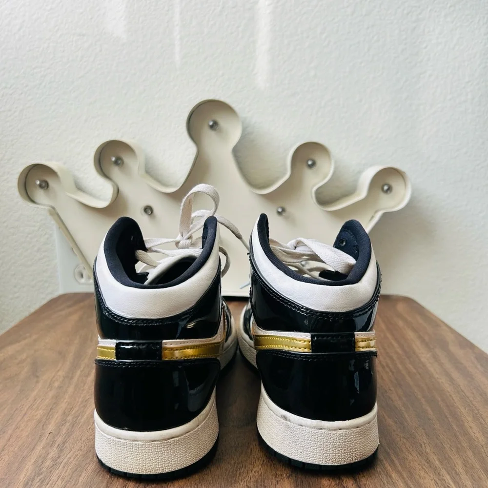 JORDAN 1 MID PATENT SE GS 'BLACK GOLD - Picture 6 of 8